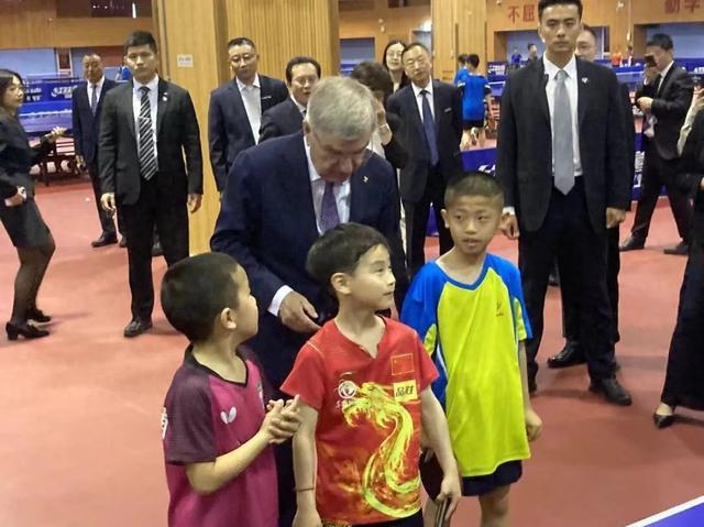 国际奥委会主席巴赫，与杨浦培养的乒乓球运动员亲切交流