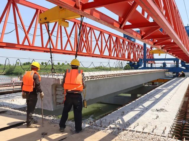沪苏湖铁路练塘站配套道路项目：大港桥完成桥梁主体结构