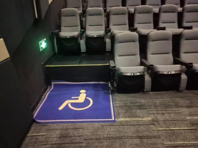 告别“轮椅之痛”：坐“C位”、能平视，上海17家影院试点“轮椅友好厅”