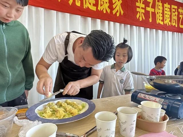 培育好家风，共筑健康家！这个周末，爸爸和孩子一起学做家务→