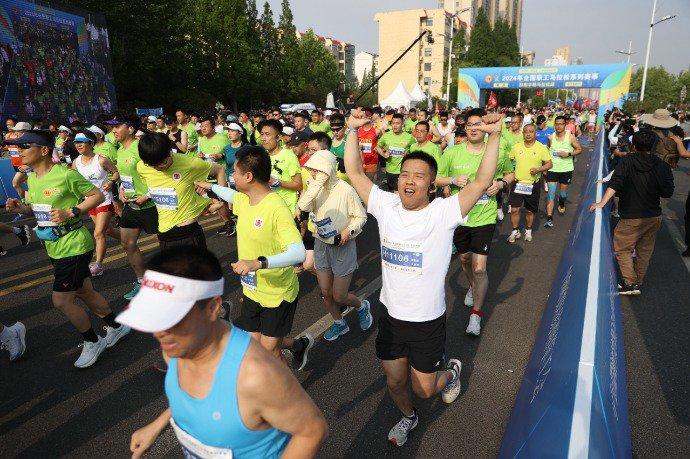 现场高清大图来了！首届全国职工马拉松系列赛（日照站）完赛