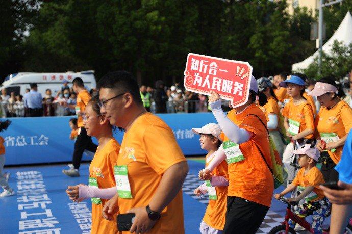 现场高清大图来了！首届全国职工马拉松系列赛（日照站）完赛