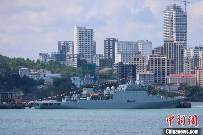 5月19日,中国海军83舰编队停靠柬埔寨西哈努克码头。乔晨曦 摄