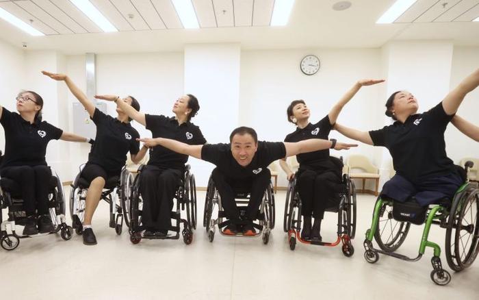 用舞蹈疗愈，他在轮椅上建起一支舞蹈队