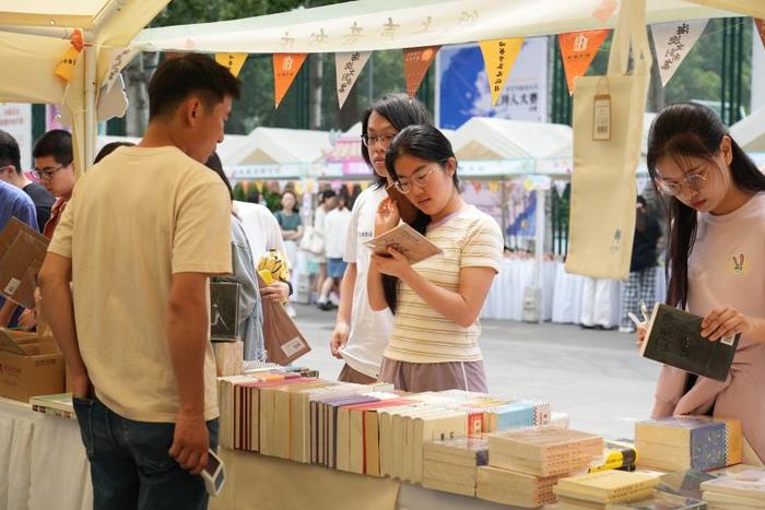 旧书市集走进北京外国语大学让旧书找到新知己