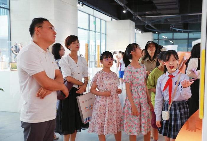 西安浐灞阳光海蓝小学第四届“爱·阳光”艺术节美术书法作品展成功举办