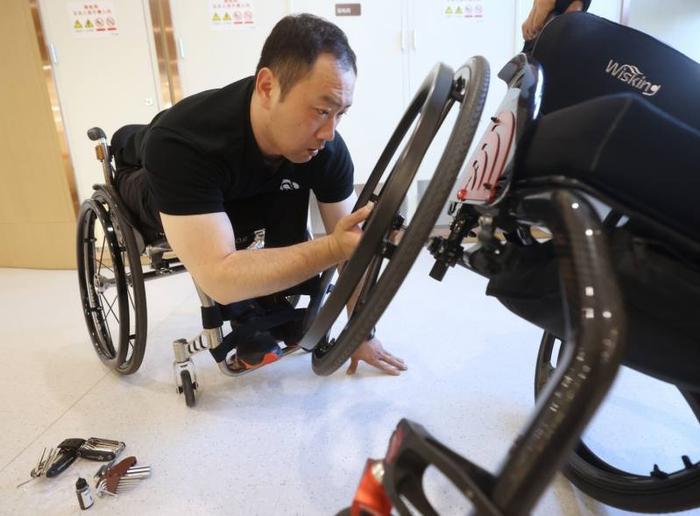 用舞蹈疗愈，他在轮椅上建起一支舞蹈队