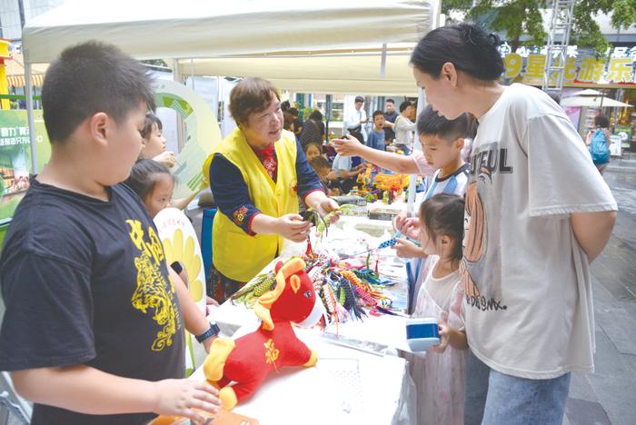 趣味挑战学知识 环保市集好热闹