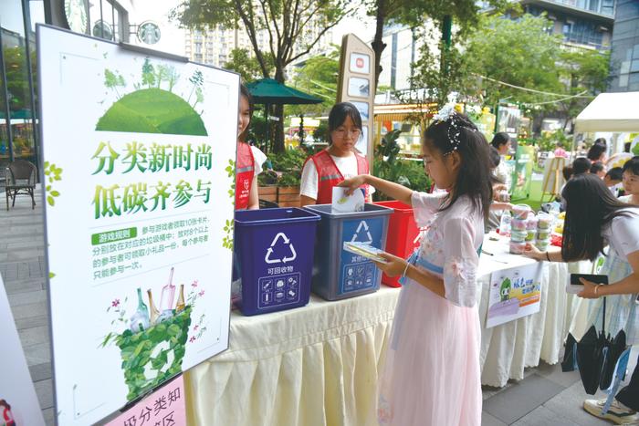 趣味挑战学知识 环保市集好热闹