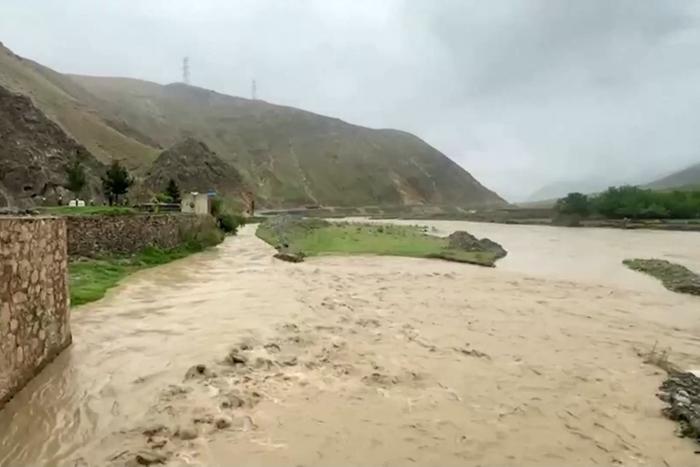 已致50人死亡，一省会80%地区被洪水摧毁，2000座房屋倒塌，桥梁水坝被毁！这国再发预警：还有强降水