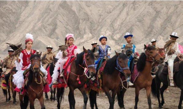 阿合奇县猎鹰文化旅游季盛大开幕 新疆武威商会应邀参加