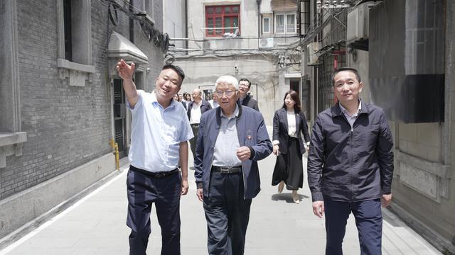 纪念上海解放75周年，90岁高龄的他重回故地上了一堂特殊“党课”！