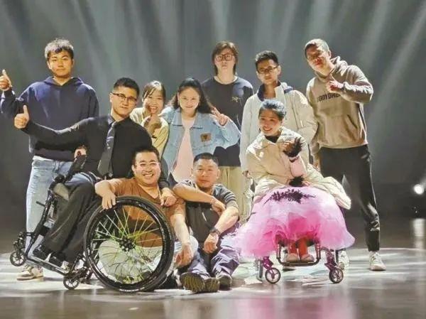 宁波“轮椅夫妻”朱宇杰樊笑：活成光，照亮伤友