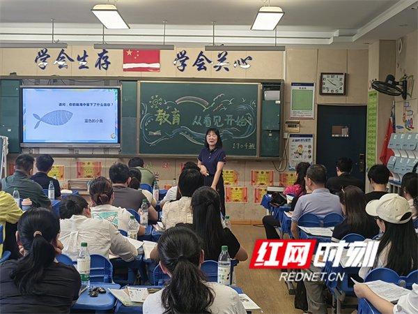 家长会上，父母们收到“私人定制”版矿泉水