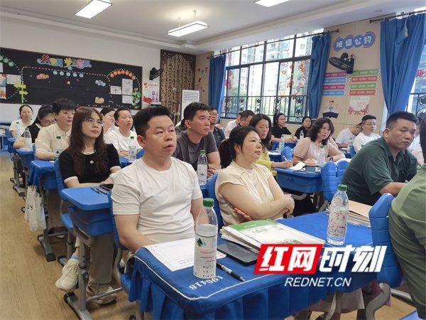 家长会上，父母们收到“私人定制”版矿泉水