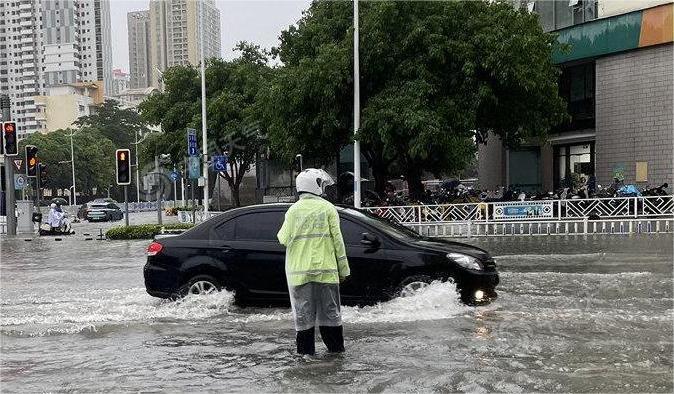 今天河北部分地区最高气温将下降8~14℃ 昨晚石家庄下了鸡蛋大的冰雹 →