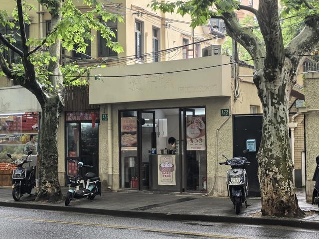 “正常做生意，怎么不让挂招牌呢？”徐汇一店主称申请近10次未能办下店招