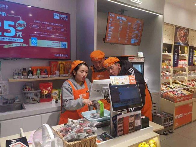【图为果洛当地两位青年人才前往上海参加相关培训】