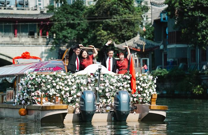 C视频｜高甜来袭！锦江河畔10对新人执手开启浪漫集体婚礼