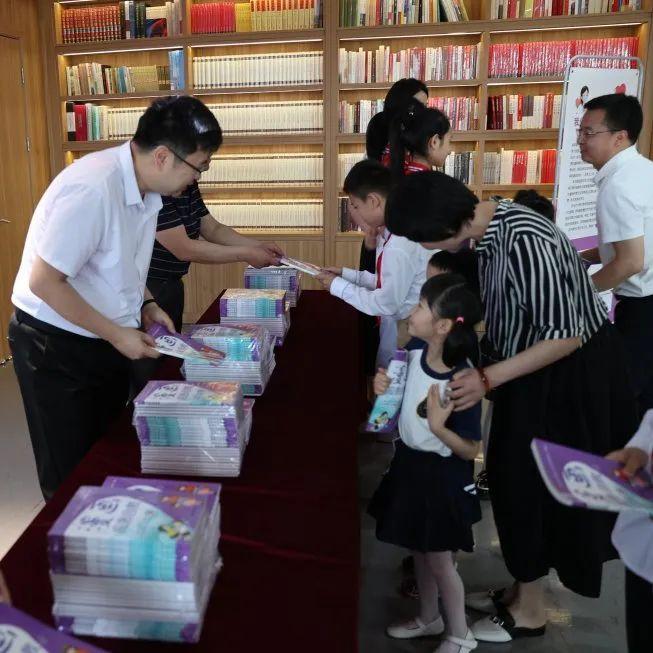 省政协文史馆举办应急自救图书捐赠活动