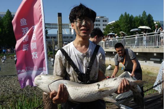 与学校同庆生、摸鱼大赛、免费龙虾炸串……这样的学校我爱了