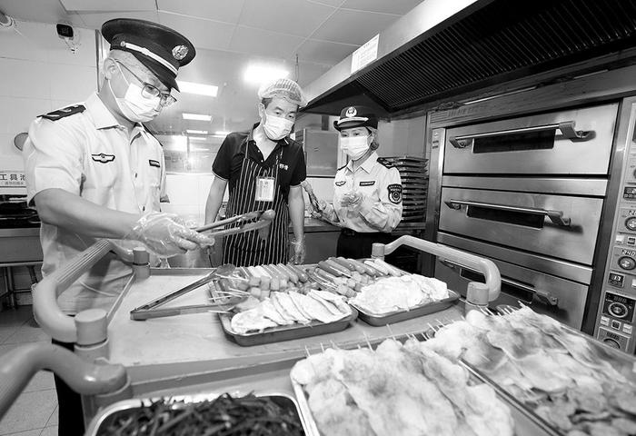 安徽省淮北市市场监管部门组织执法人员对学校食堂和相关餐饮单位进行全面排查