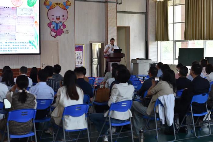 青岛西海岸新区双语小学举办青岛市数字领航校长现场教学培训，共谋智慧教育新篇章