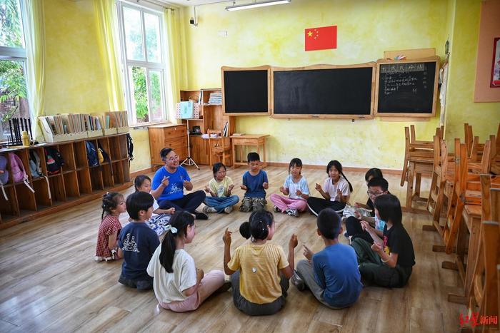 ▲老师和同学们围坐在一起
