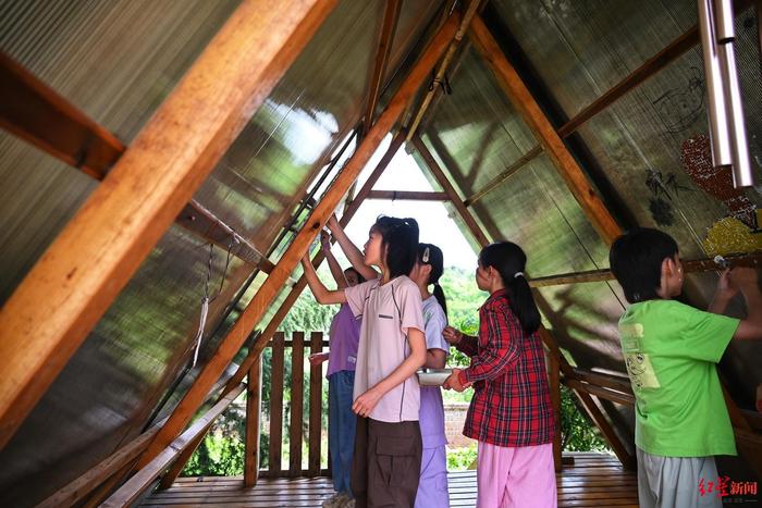 ▲孩子们和老师一起修建的木屋