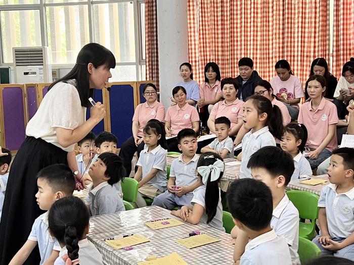 小学课堂初体验 双向衔接促成长 管城区回族幼儿园开展幼小衔接项目组“小学教师进课堂”活动