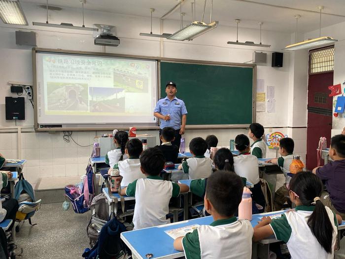 爱路护路进校园 铁路安全记心间 管城回族区外国语小学(集团)货栈街校区举行“爱路护路进校园 铁路安全记心间”宣传活动