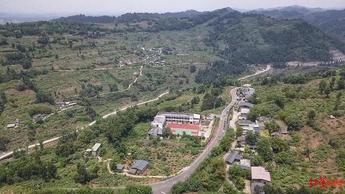 ▲成都市龙泉驿区翰笙东篱小学在植被葱郁的龙泉山上