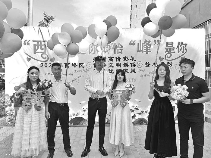 庆阳市西峰区民政局婚姻登记处举办“5·20”新人集体颁证活动