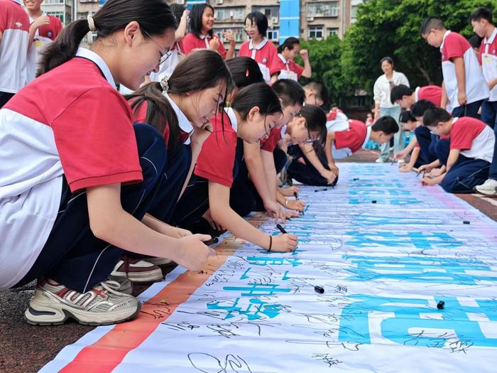 巴中市第二中学：开展防溺水“一盆水闭气”体验活动