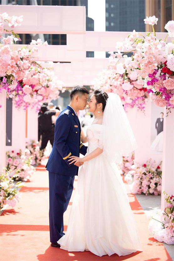 杨浦区“520”结婚登记集体颁证仪式，高甜撒糖让路人直呼“看了想结婚”