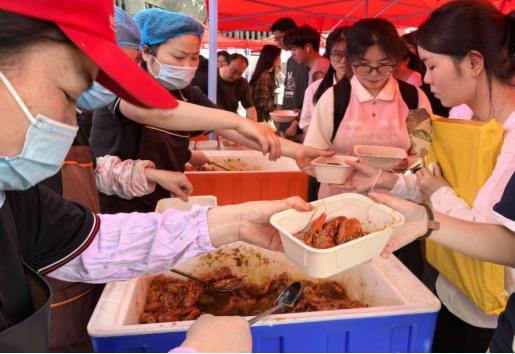 与学校同庆生、摸鱼大赛、免费龙虾炸串……这样的学校我爱了