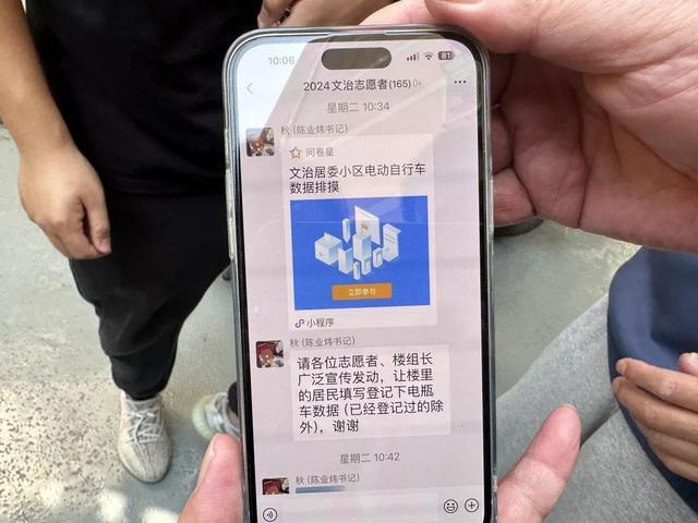 这个老旧小区新增非机动车充电棚 居民：简洁方便，省心多了！