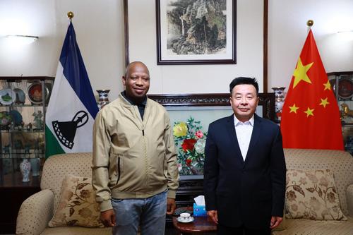 驻莱索托大使雷克中邀请莱外交大臣莱乔内到使馆做客