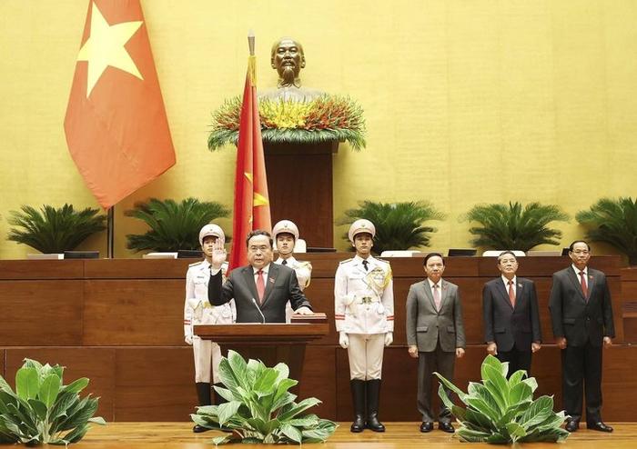 “英雄之子”“反腐干将” 苏林当选越南国家主席