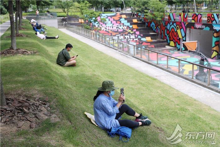 上海一处“午休胜地”火了！网红草坪背后有着龙华机场的历史记忆