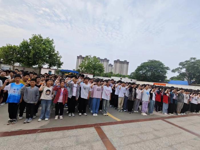 珍爱生命 严防溺水——邓州市湍北实验学校召开防溺水安全教育暨学生签名宣誓大会