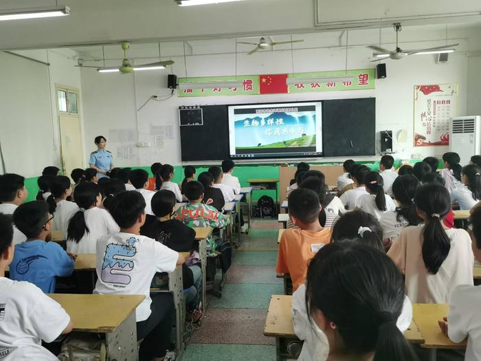 南阳新野生态环境分局“生物多样性，你我共参与”宣讲团走进汉风小学