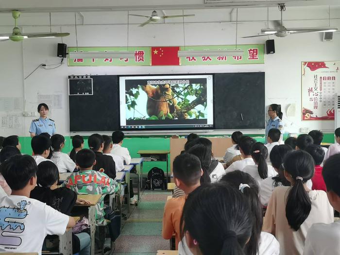 南阳新野生态环境分局“生物多样性，你我共参与”宣讲团走进汉风小学