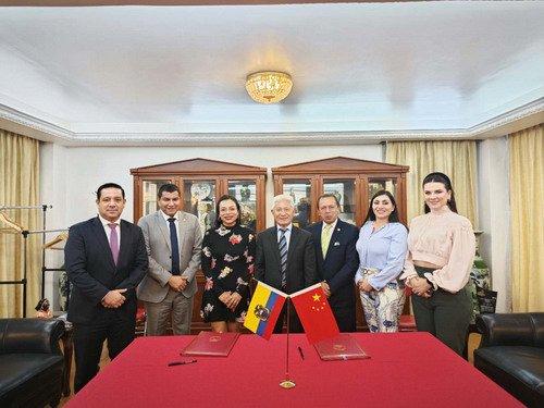 驻厄瓜多尔大使陈国友会见厄国会议员和地方官员