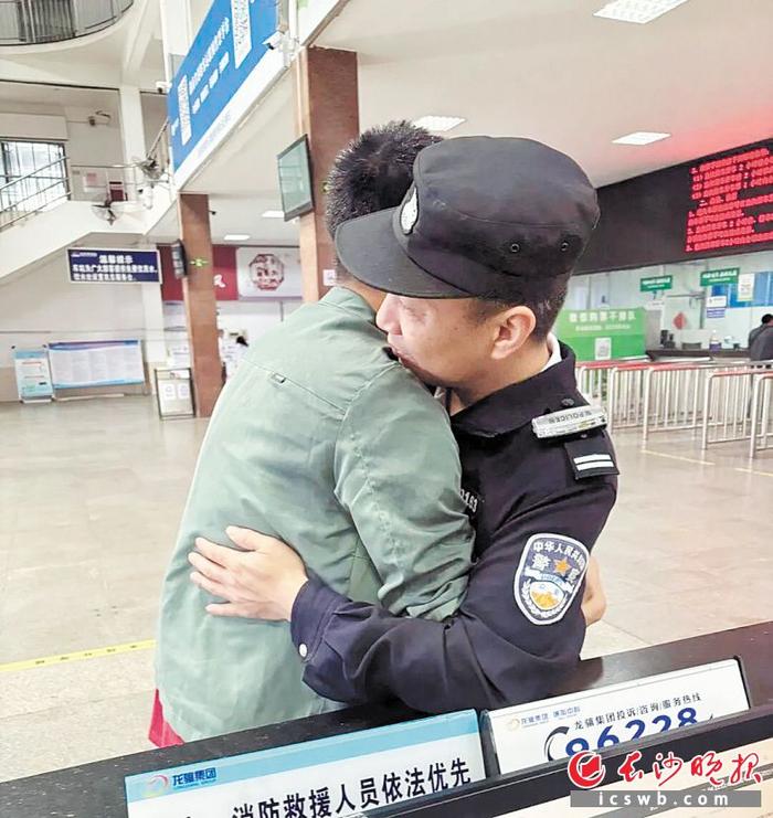 民警化身“知心大叔”，与独自离校的学生谈心