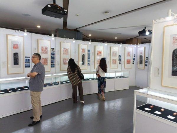 华东师大“大夏百咏”篆刻大展开幕