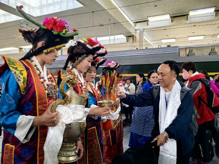 今年首趟“心连心·京藏号”旅游列车抵达拉萨