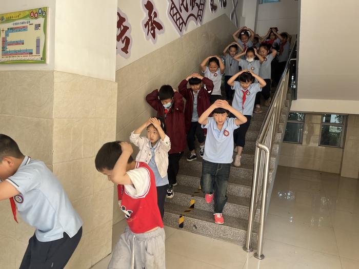 人人讲安全 个个会应急——郑州市二七区四季路第二小学防震减灾应急疏散演练活动