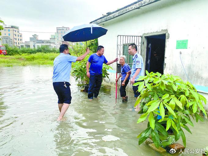 突降暴雨引发严重内涝 遂溪民警紧急转移被困老人