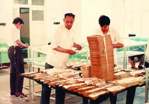 1982年,靖玉树(中)在珠算历史资料馆。
